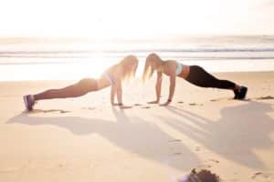 Fitness am Strand macht genauso Spaß wie mit dem E-Bike in den Alpen.