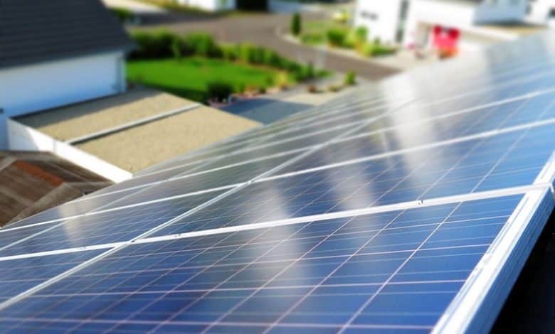 Eine Möglichkeit, Geld zu sparen und sogar Geld zu verdienen, ist die Nutzung eigener Photovoltaikanlagen (PV-Anlagen).