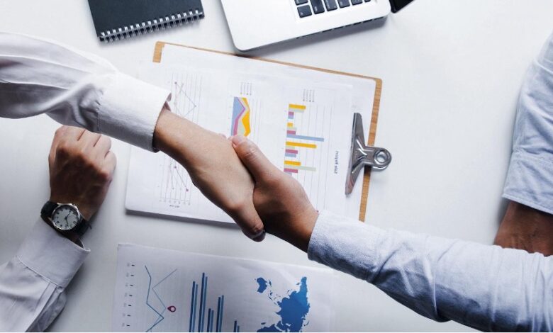 Fähige Mitarbeiter zu finden, ist für Unternehmen essenziell. Um Bewerber von sich als Arbeitgeber zu überzeugen, nutzen viele von ihnen daher sogenannte Arbeitgebersiegel.