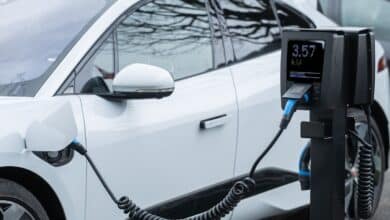 E-Auto an der Ladesäule.