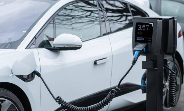 E-Auto an der Ladesäule.