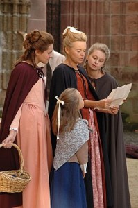 Im Sommer 1772 verliebte sich der junge Goethe in Wetzlar in Charlotte Buff. Das Foto zeigt eine Szene aus der Stadtführung, die an Originalschauplätzen die Liebe und Begegnung der beiden jungen Menschen nachspielt. (Foto: epr/Stadt Wetzlar)